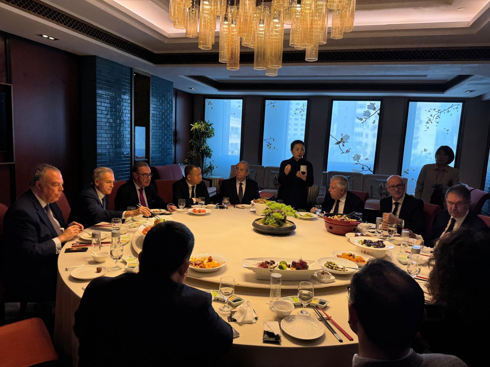 Comida con la directiva de la Asociación China de la Prensa