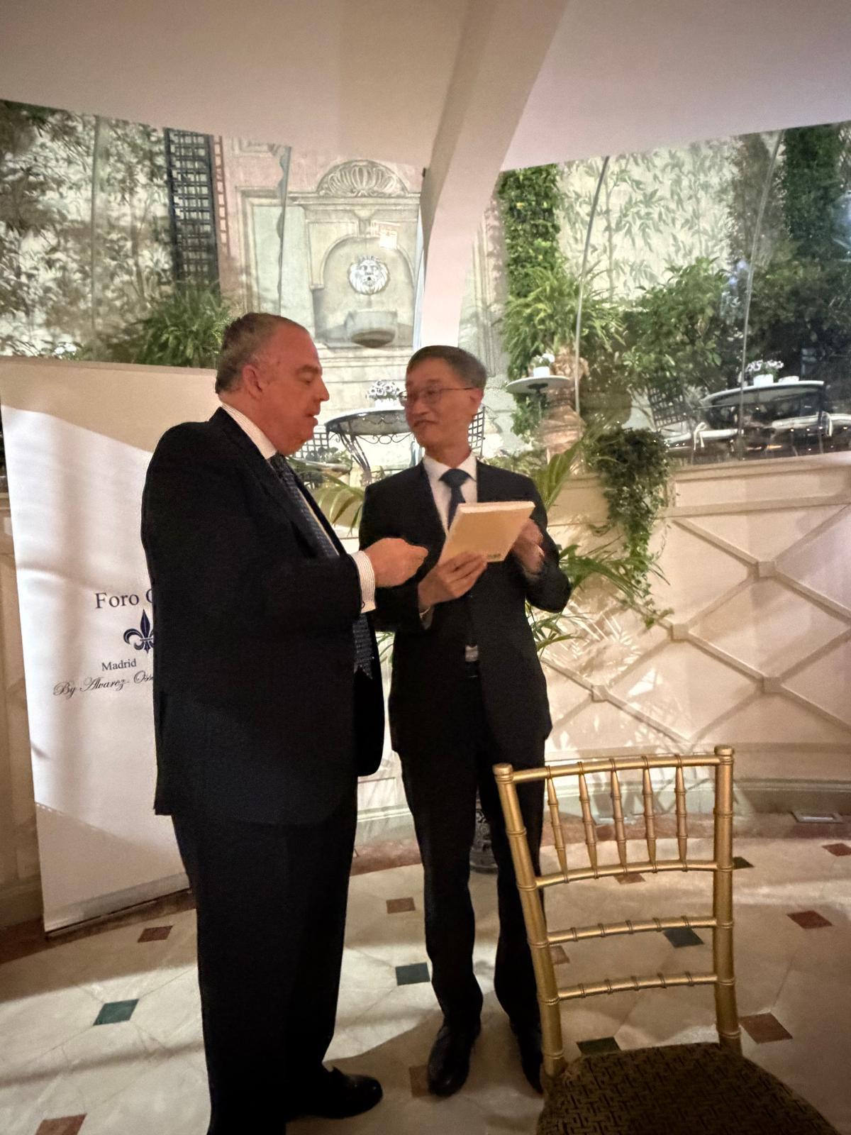 Nuestro Socio Director regala un libro dedicado por el al EXMO. Sr. Yao Jing Embajador de China