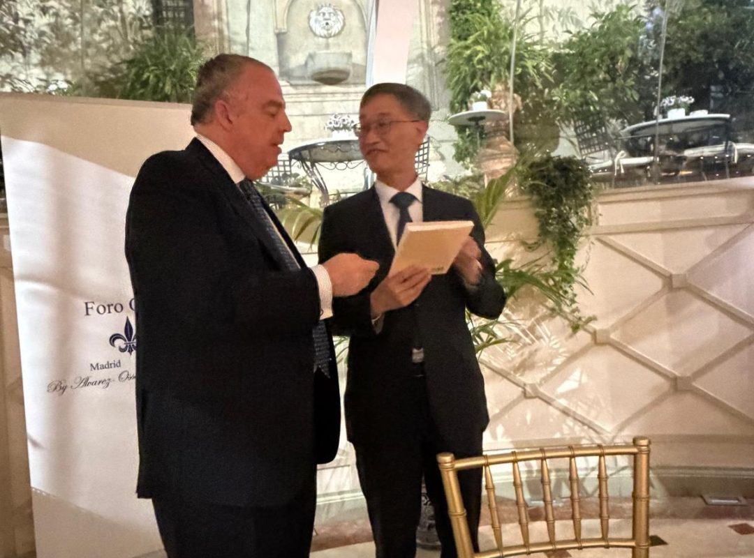 Nuestro Socio Director regala un libro dedicado por el al EXMO. Sr. Yao Jing Embajador de China